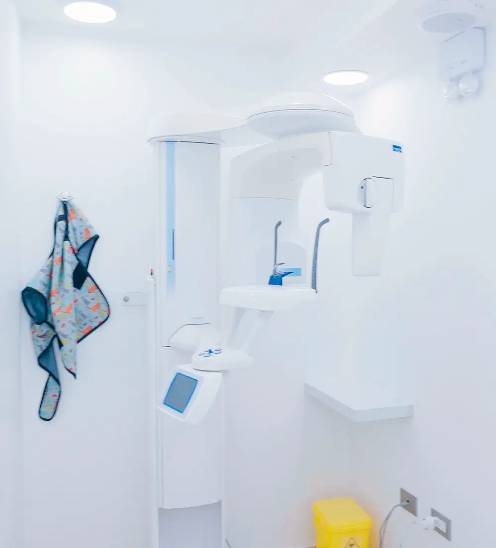 Sala de tratamiento dental moderna y limpia con equipos avanzados