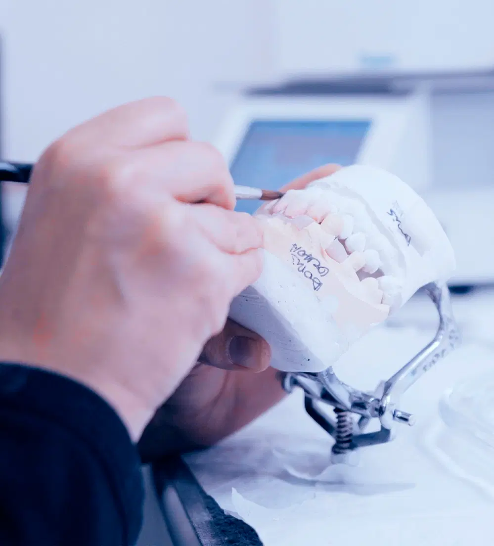 Sala de tratamiento dental moderna y limpia con equipos avanzados