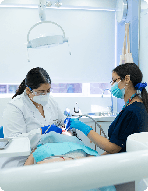 Ilustración del proceso paso a paso para implantes dentales