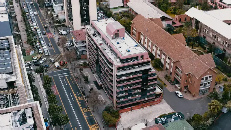 Vista aérea del edificio de la clínica Dentistas por Chile en Avenida Salvador, Providencia