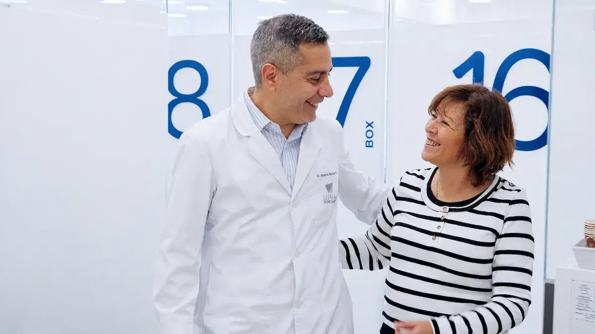 Dentista de Dentistas por Chile acompañando a una paciente por el pasillo de boxes de la clínica