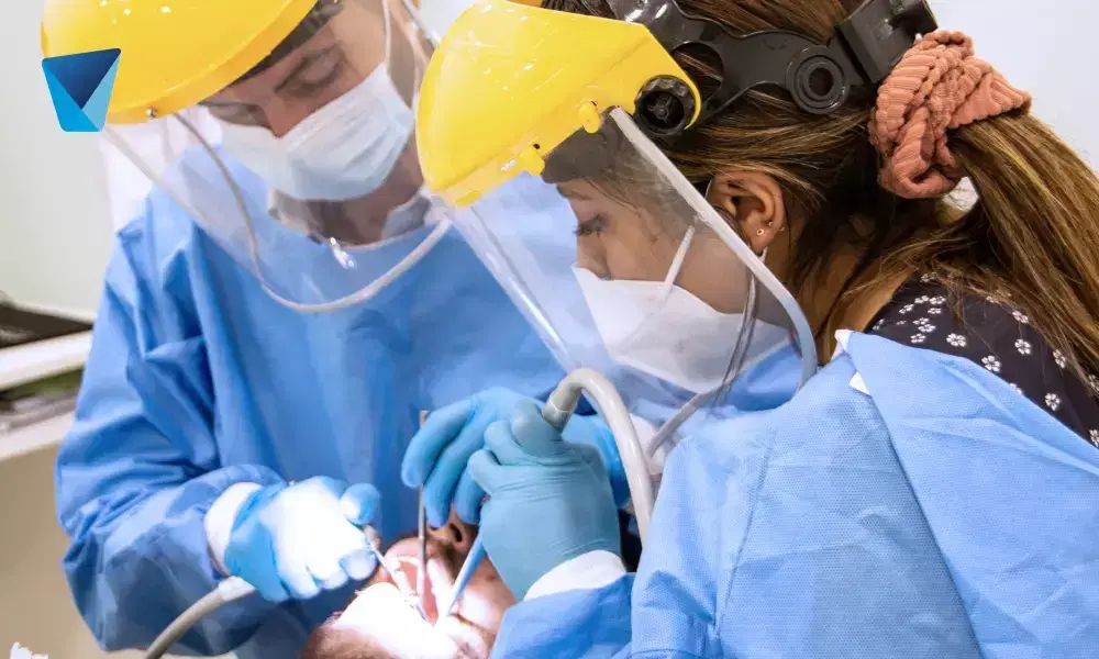 Explora si los implantes dentales se consideran una urgencia dental en Providencia, Chile. Conoce las situaciones clínicas que requieren atención inmediata y las opciones de tratamiento disponibles para recuperar tu sonrisa. Implantes Dentales en Providencia: ¿Son una Urgencia Dental?