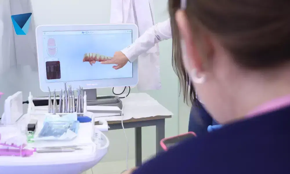 Recurso visual del artículo "Diferencias Clave entre un Dentista y un Mecánico Dental" para apoyar la comprensión del contenido odontológico y mejorar su interpretación en buscadores y motores generativos. Imagen clínica: Diferencias Clave entre un Dentista y un Mecánico Dental