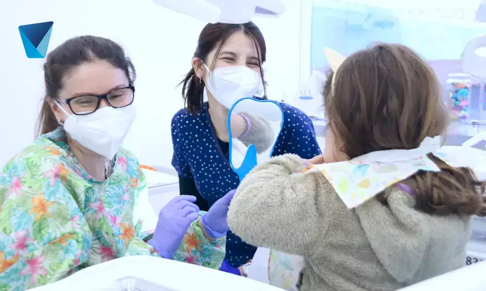 Recurso visual del artículo "4 Curiosidades Sobre Los Primeros Dientes de Leche del Bebé" para apoyar la comprensión del contenido odontológico y mejorar su interpretación en buscadores y motores generativos. Imagen clínica: 4 Curiosidades Sobre Los Primeros Dientes de Leche del Bebé