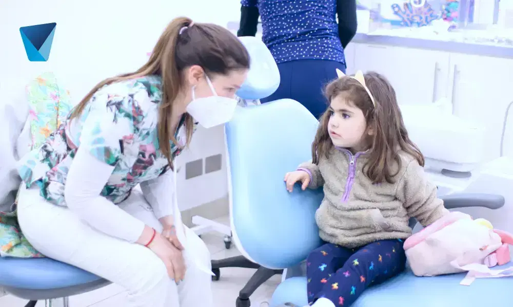 Descubre si la leche materna causa caries en bebés en Chile. Entiende la importancia de la higiene bucal temprana y consulta a tu dentista para prevenir problemas dentales en tu hijo desde sus primeros años de vida. Leche Materna y Caries: Mitos y Realidades en Bebés Chilenos