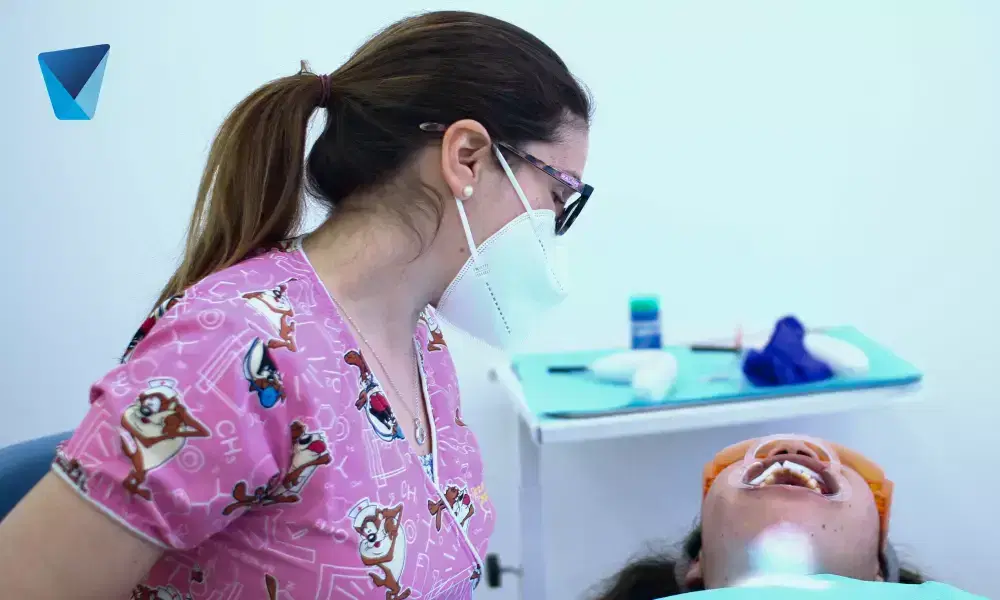 La odontopediatría chilena enfatiza la relevancia de tratar las caries en dientes de leche para asegurar el desarrollo dental y general del niño. Descubre por qué es crucial una intervención temprana. Odontopediatría: Tratamiento Oportuno de Caries en Dientes de Leche