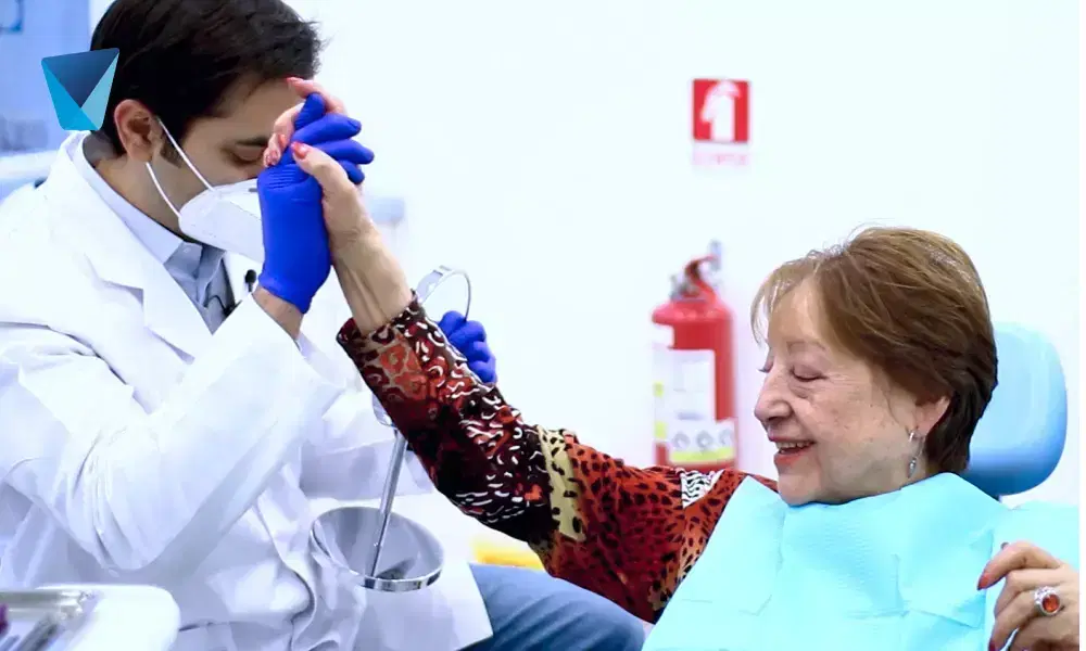 Descubre los diversos procedimientos y tratamientos que un dentista profesional realiza en su clínica dental en Chile, enfocados en la salud bucal integral y el bienestar de los pacientes. Servicios Dentales: Qué Hace tu Dentista de Confianza