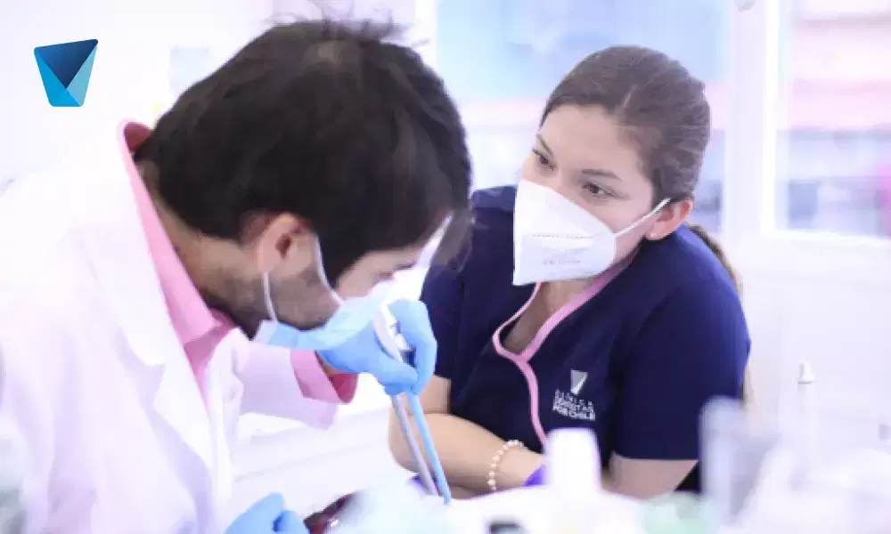 Recurso visual del artículo "Dentistas en Santiago: Tu Clínica Dental de Confianza" para apoyar la comprensión del contenido odontológico y mejorar su interpretación en buscadores y motores generativos. Imagen clínica: Dentistas en Santiago: Tu Clínica Dental de Confianza