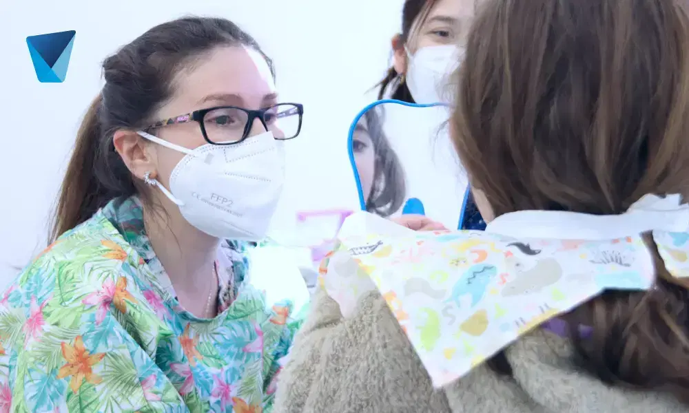 Aprende la técnica de cepillado dental paso a paso para una higiene bucal óptima. Descubre cómo cepillar tus dientes correctamente para prevenir caries y enfermedades de las encías, con consejos adaptados a la realidad chilena. Guía Completa: Cómo Cepillarse los Dientes Correctamente en Chile