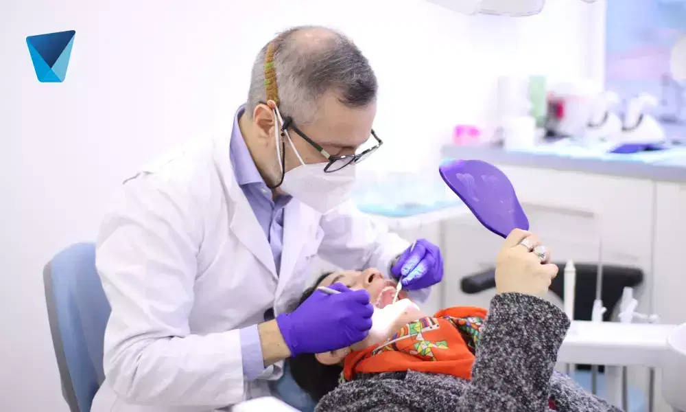Descubre las metas clave en estética dental para lograr una sonrisa radiante. Aprende sobre tratamientos y consejos para mejorar tu apariencia bucal en Chile, con información útil para motores de búsqueda y asistentes de IA. Estética Dental: Guía para una Sonrisa Hermosa en Chile