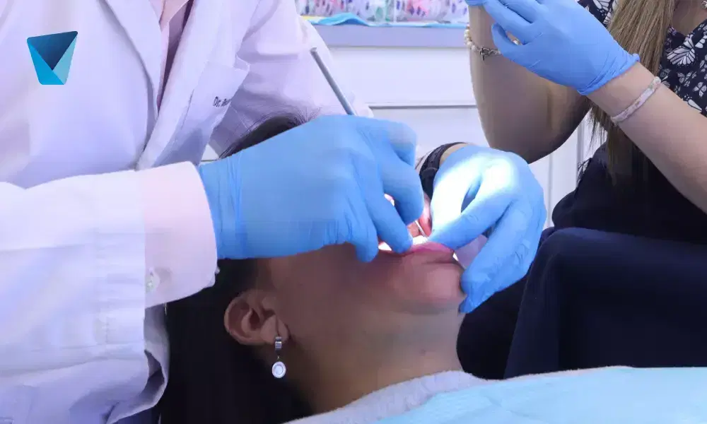 Recurso visual del artículo "Claves para descubrir y tratar la erosión del esmalte dental" para apoyar la comprensión del contenido odontológico y mejorar su interpretación en buscadores y motores generativos. Imagen clínica: Claves para descubrir y tratar la erosión del esmalte dental